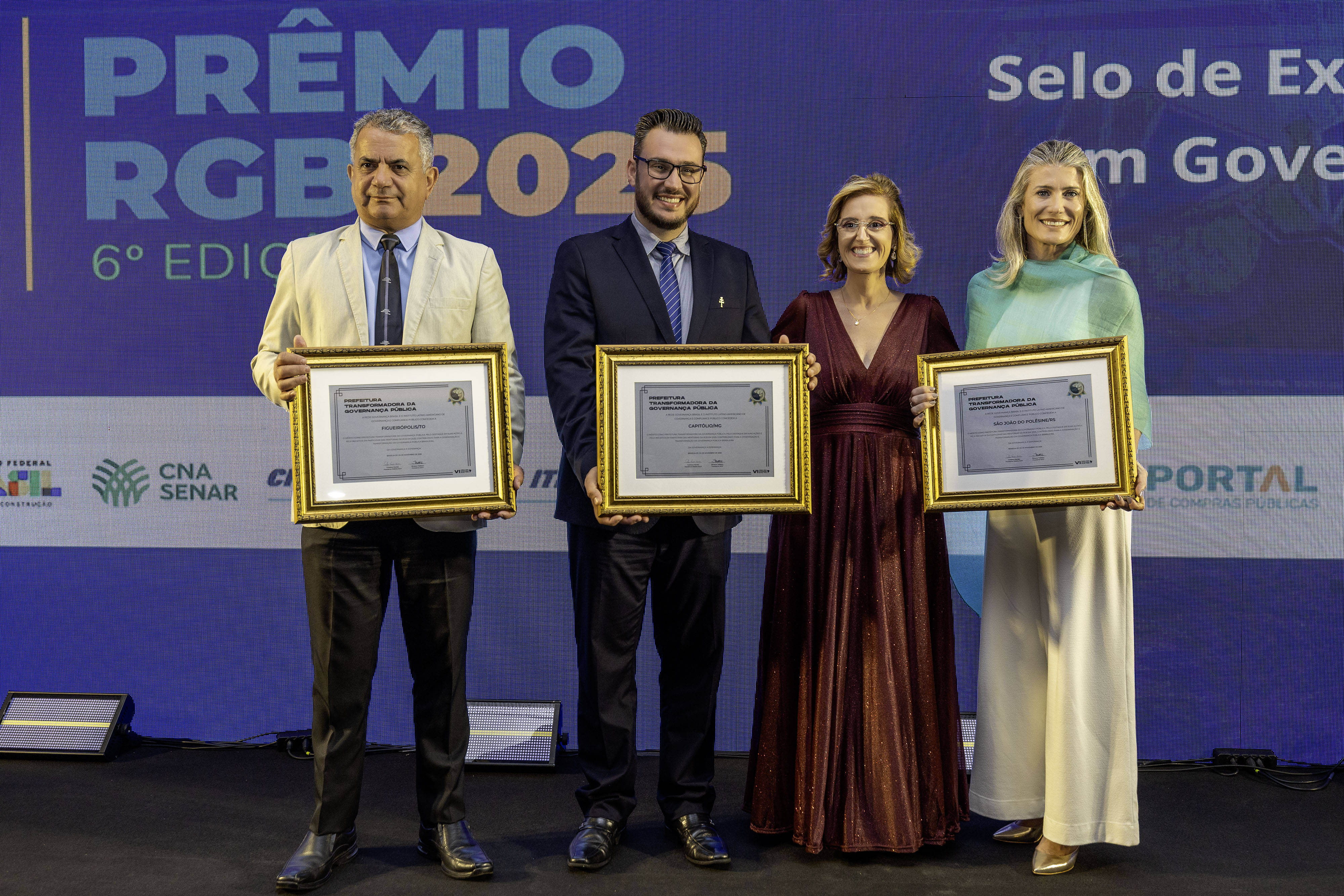 Cerim&ocirc;nia de premia&ccedil;&atilde;o com trofe&uacute; e apresentador
