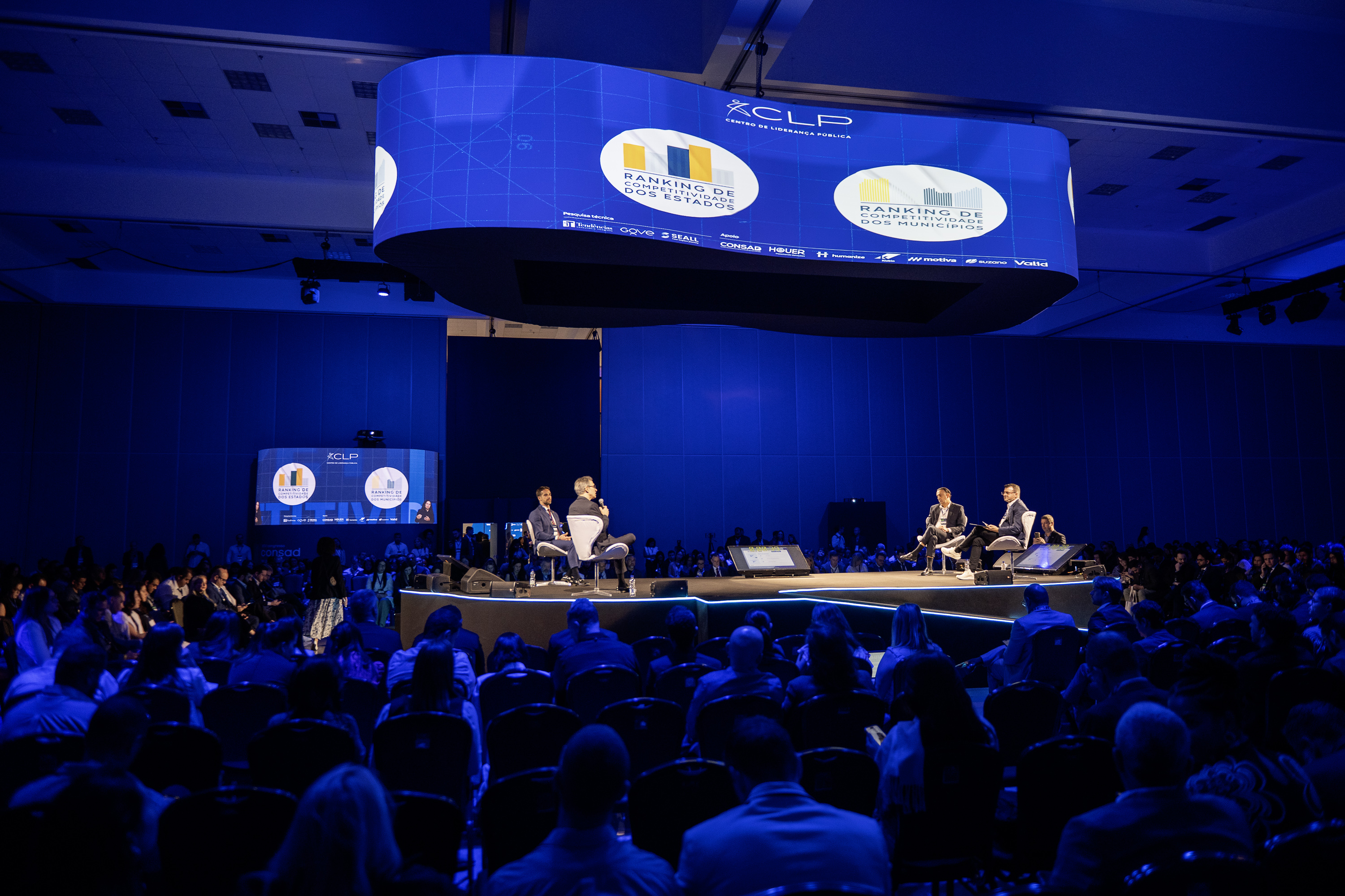 Grande confer&ecirc;ncia CONSAD com plateia e painel no palco