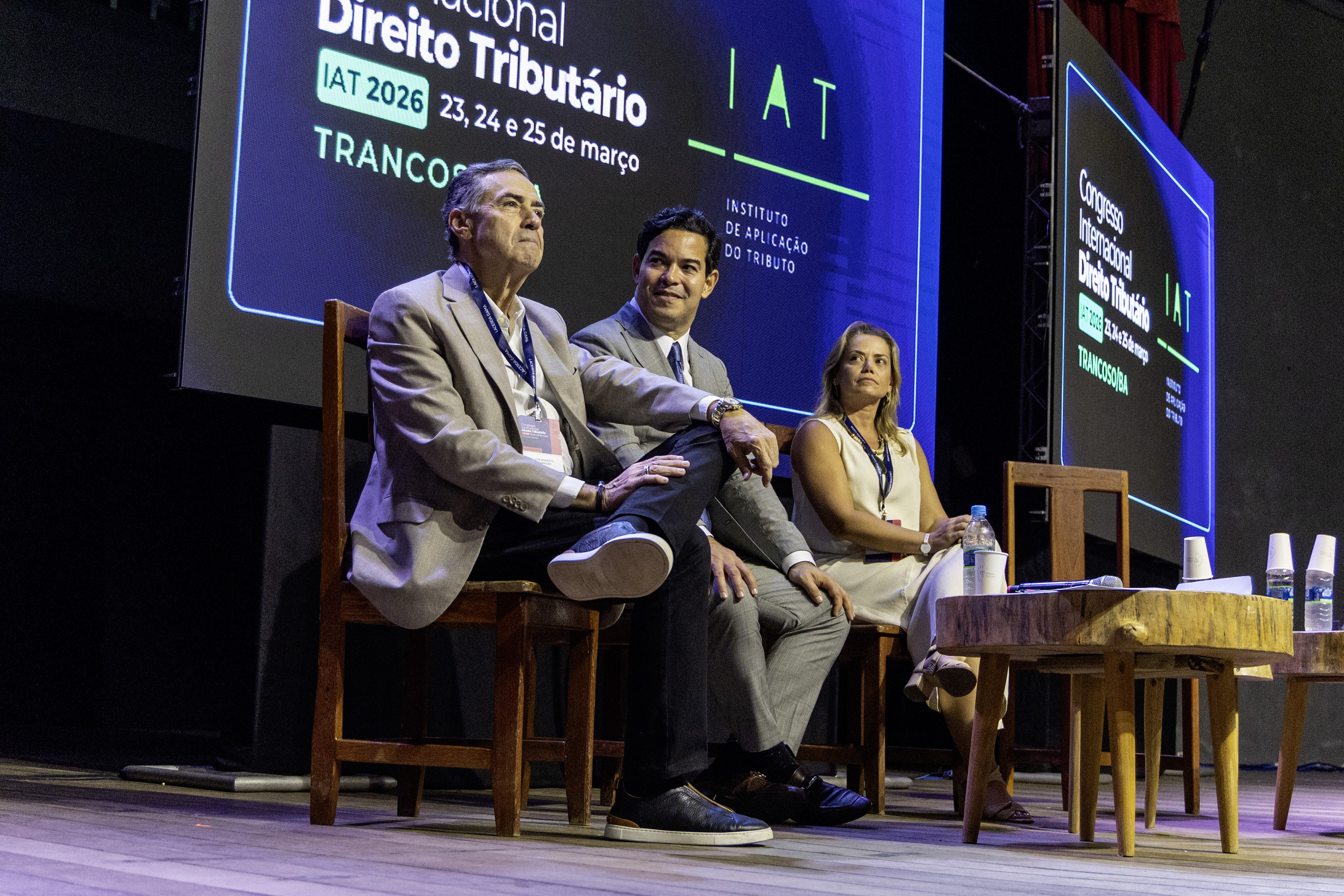 Mesa de debate com pain&eacute;is em congresso