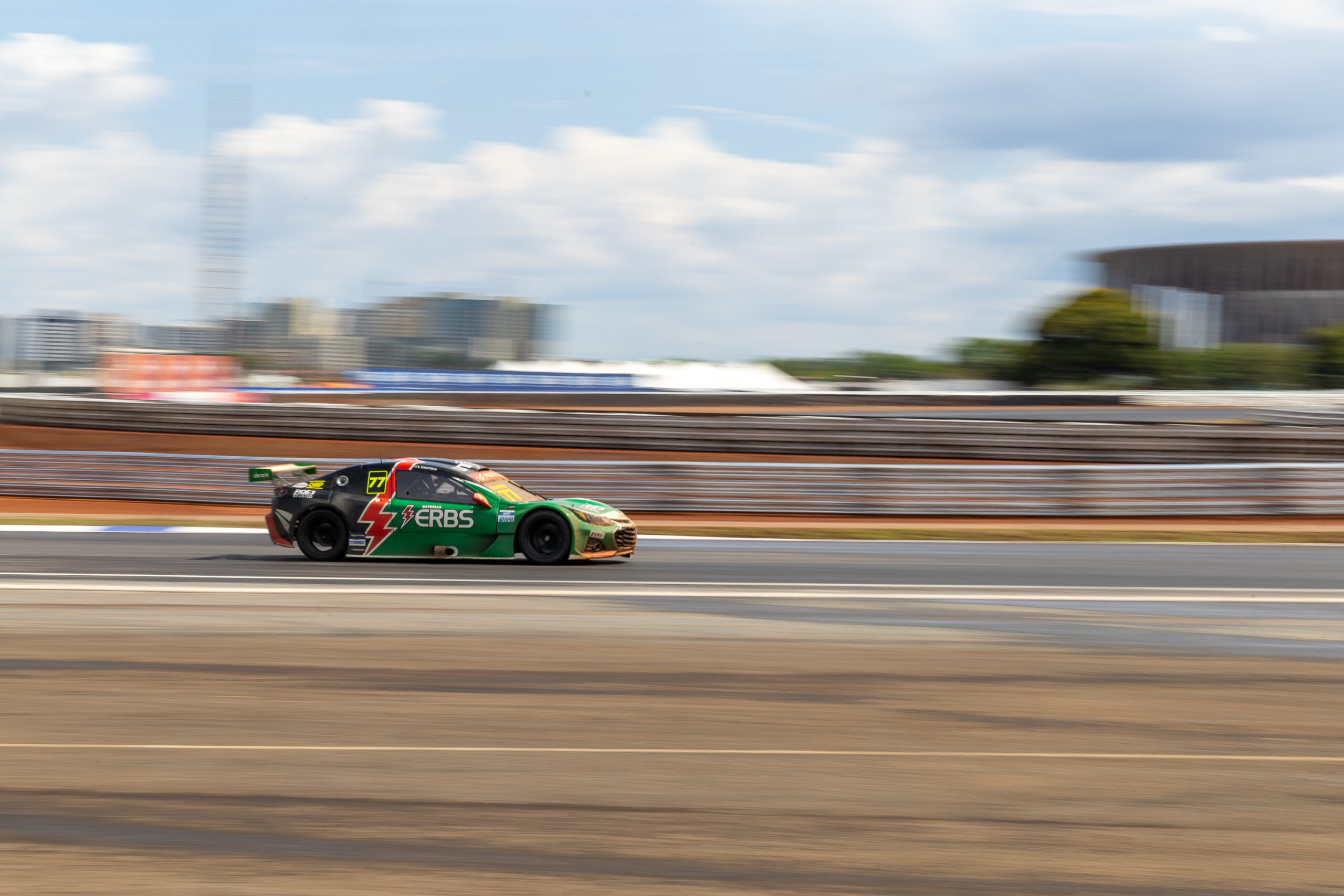 Carro de Stock Car em velocidade com efeito panning