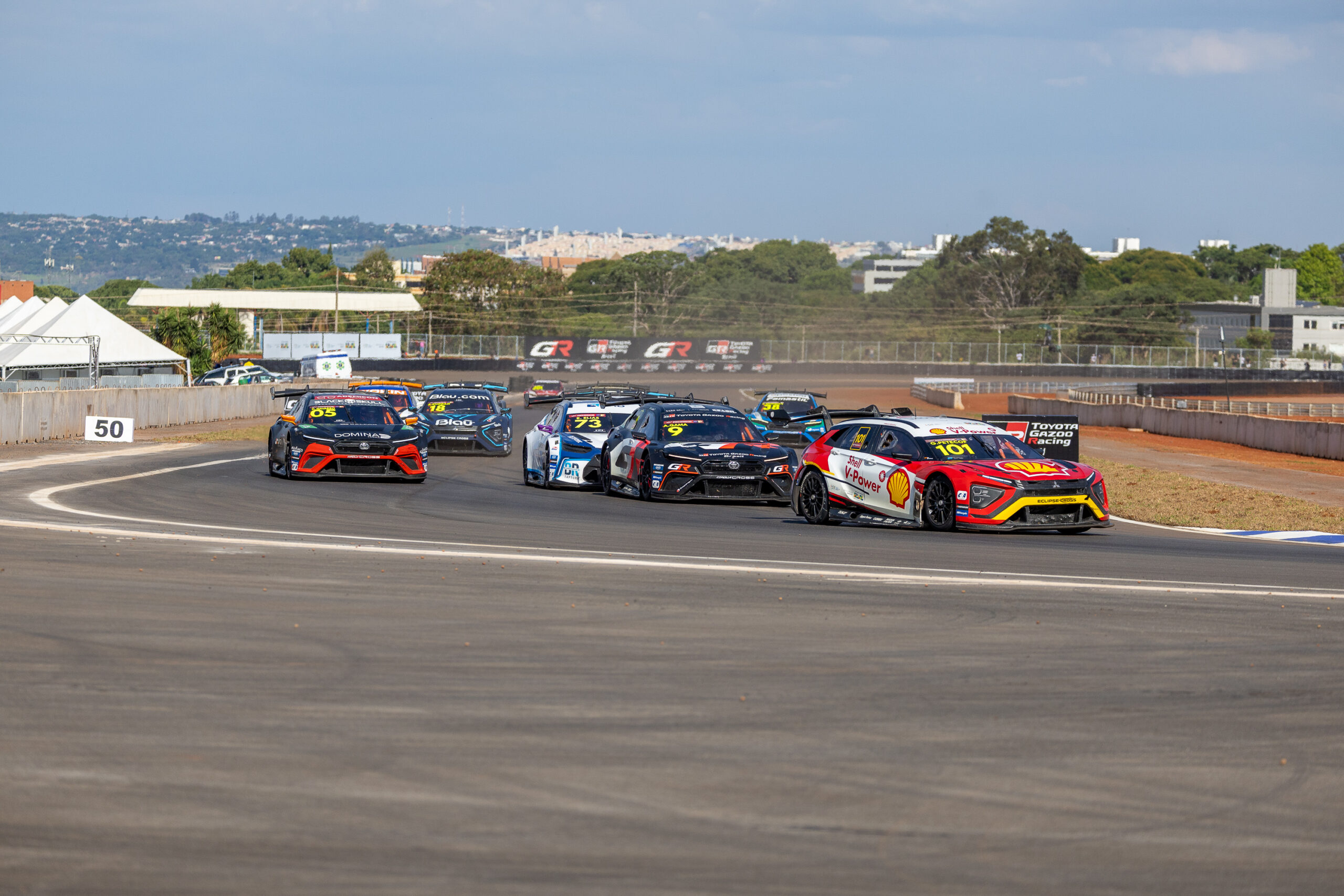 Panor&acirc;mica de corrida de Stock Car em pista