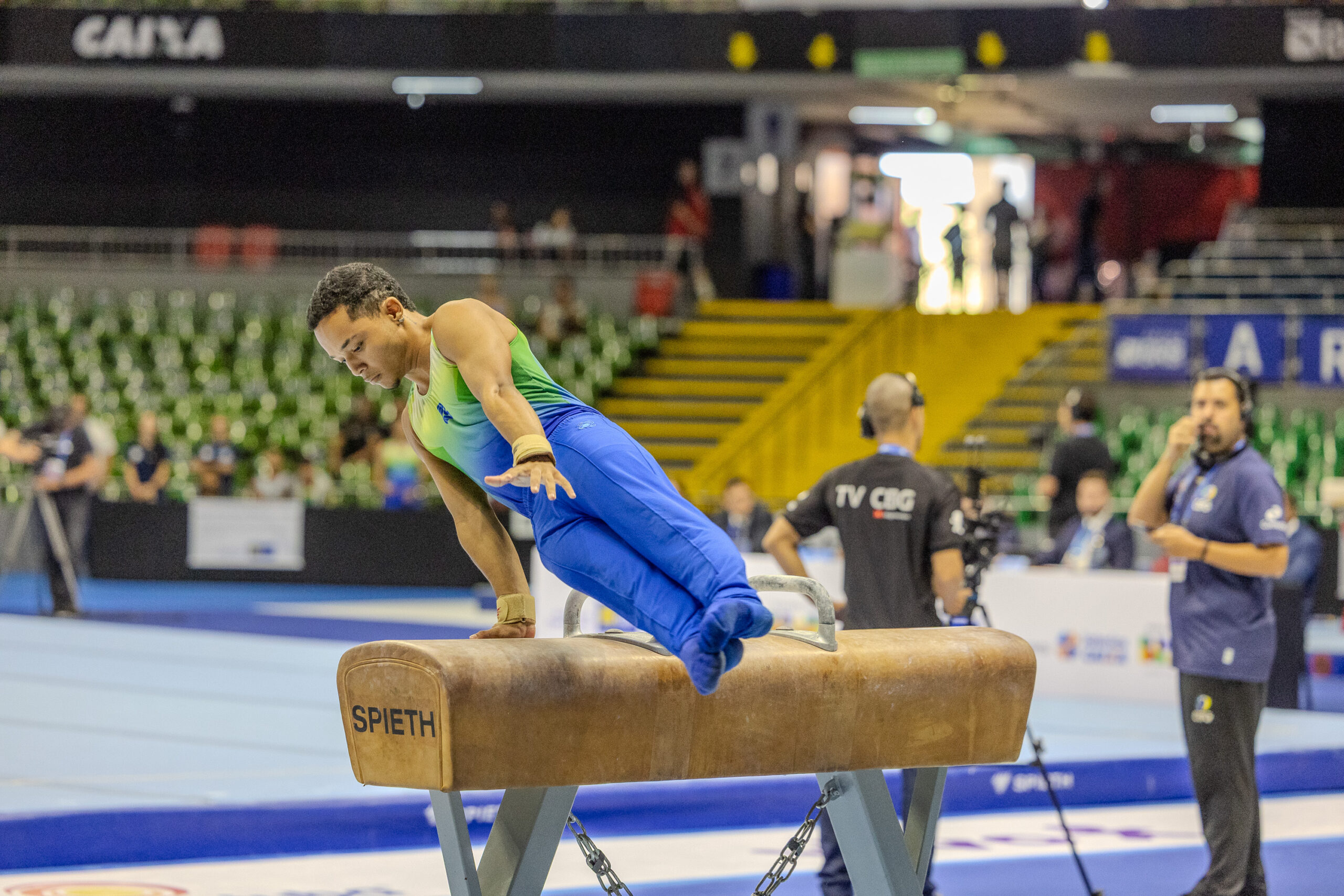 Ginasta masculino no cavalo com alc&ccedil;as &mdash; Trof&eacute;u Brasil