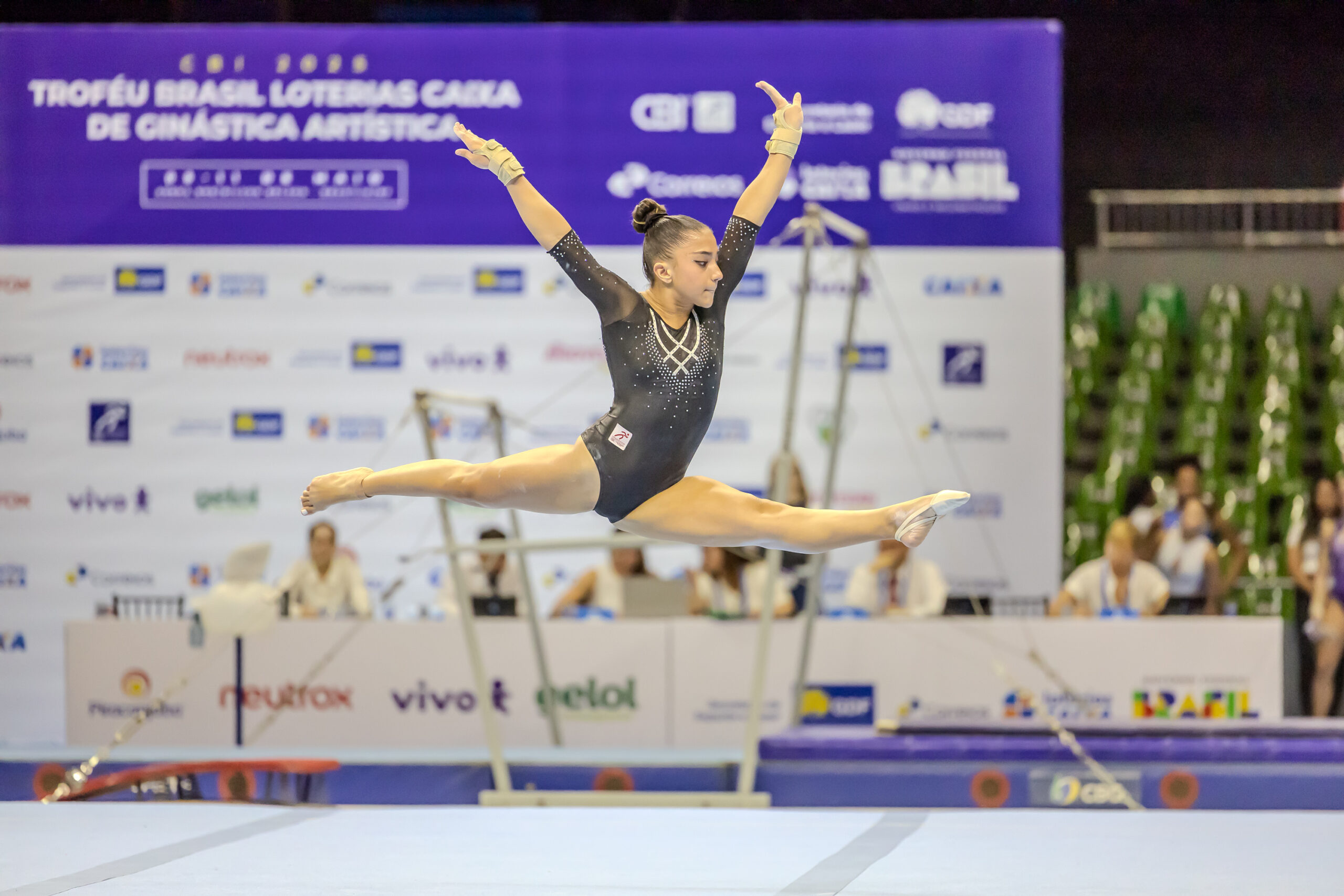 Ginasta em split leap durante competi&ccedil;&atilde;o do Trof&eacute;u Brasil de Gin&aacute;stica