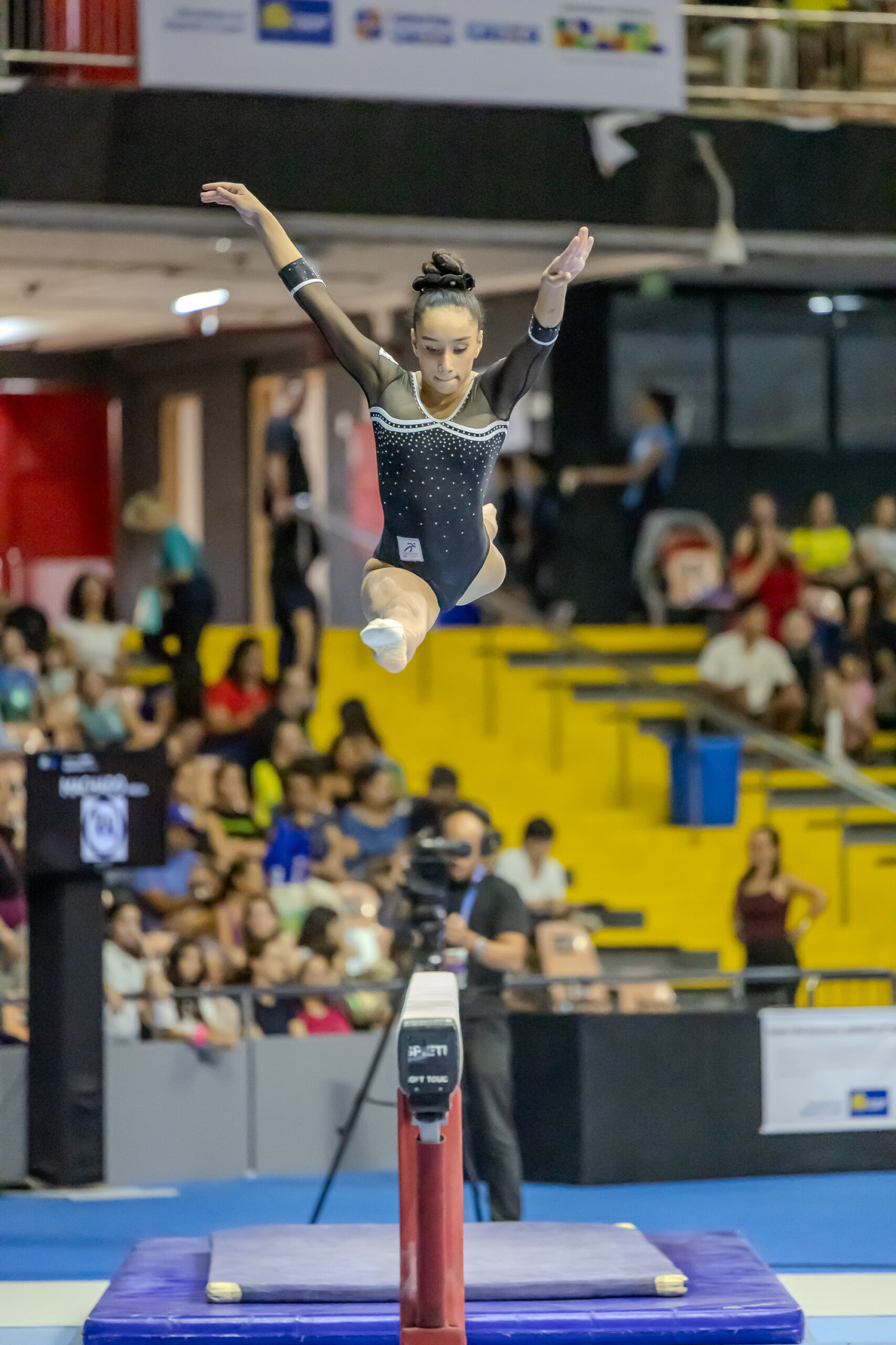 Ginasta em salto sobre o cavalo durante Trof&eacute;u Brasil