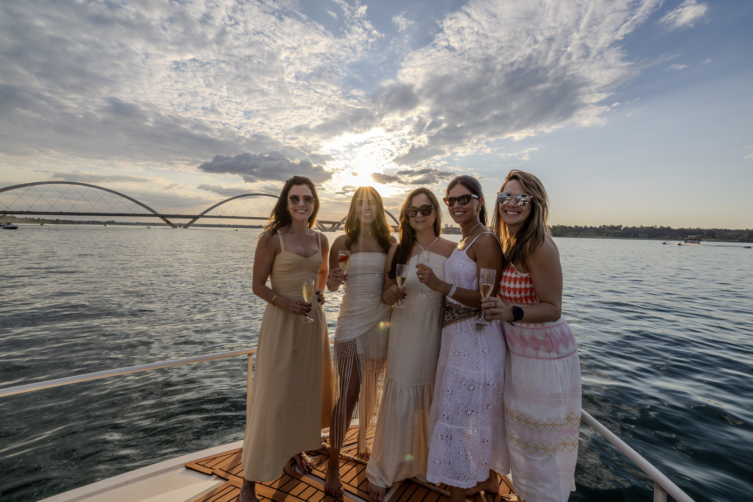 Evento social ao ar livre durante golden hour