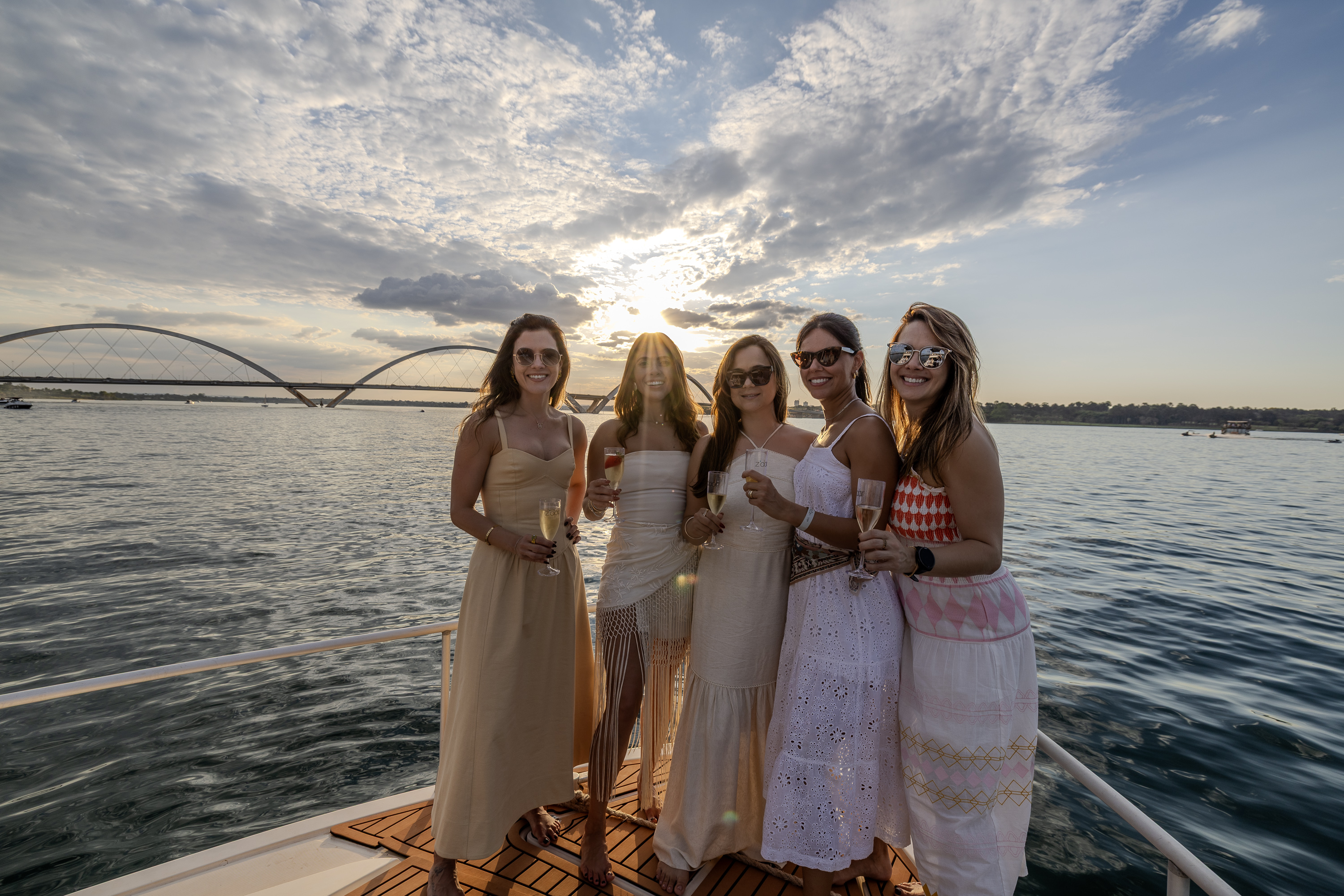 Evento externo em golden hour com convidados