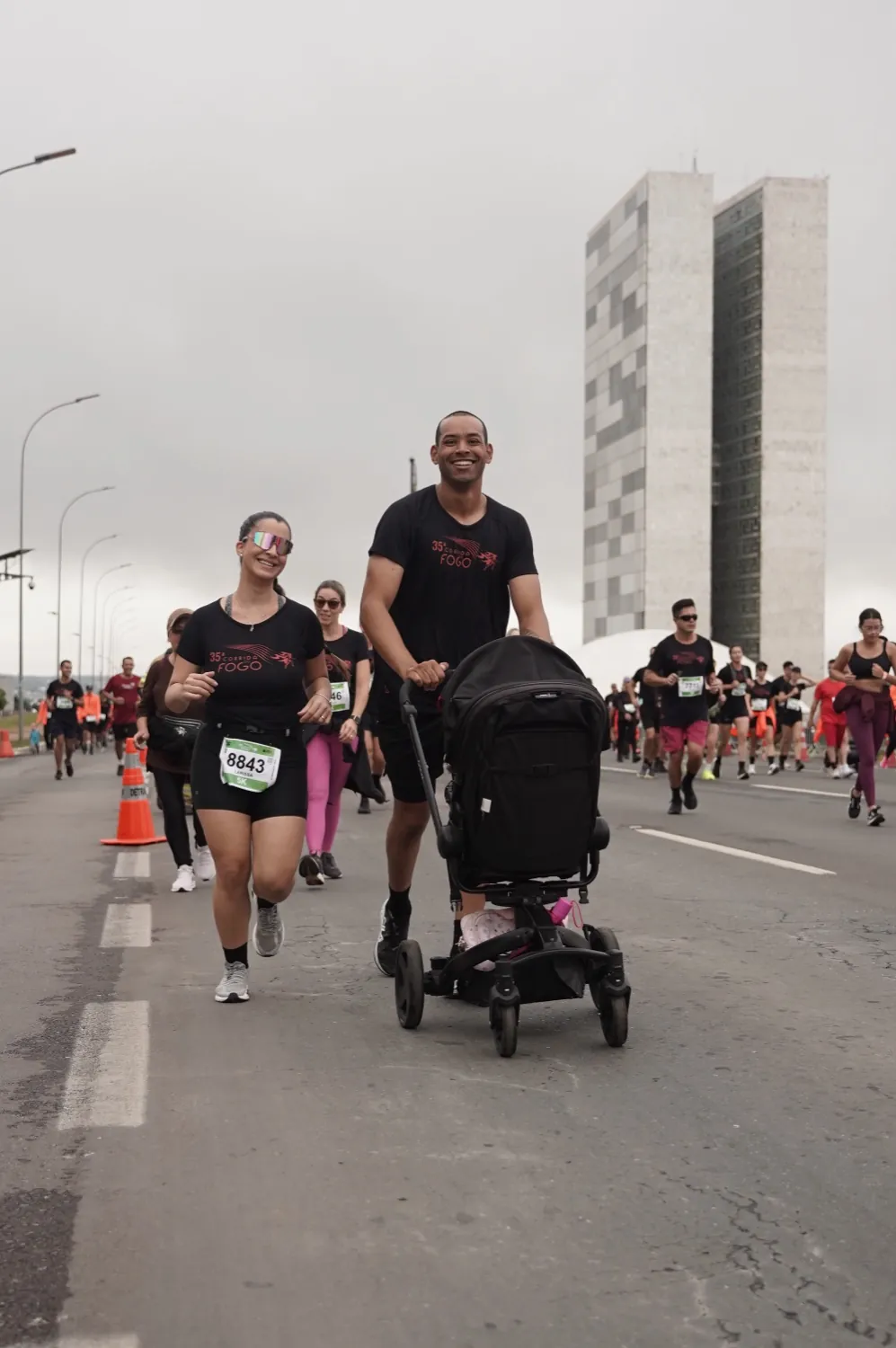 Fam&iacute;lia correndo com carrinho de beb&ecirc; na prova