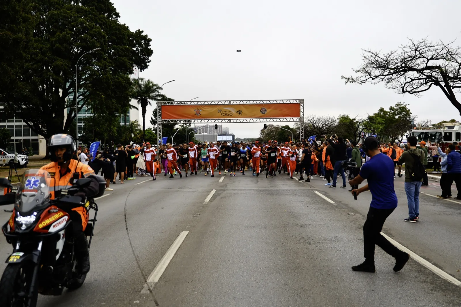 Largada da 35&ordf; Corrida do Fogo, corredores cruzando o arco de partida